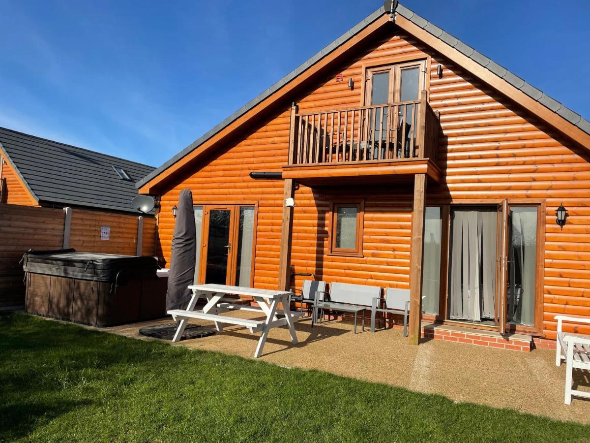 31 Cherry East Riding Of Yorkshire Hot Tub & Fishing Garton Exterior photo