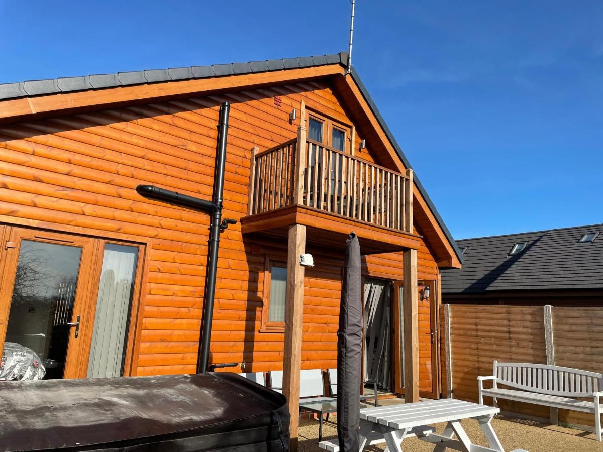 31 Cherry East Riding Of Yorkshire Hot Tub & Fishing Garton Exterior photo